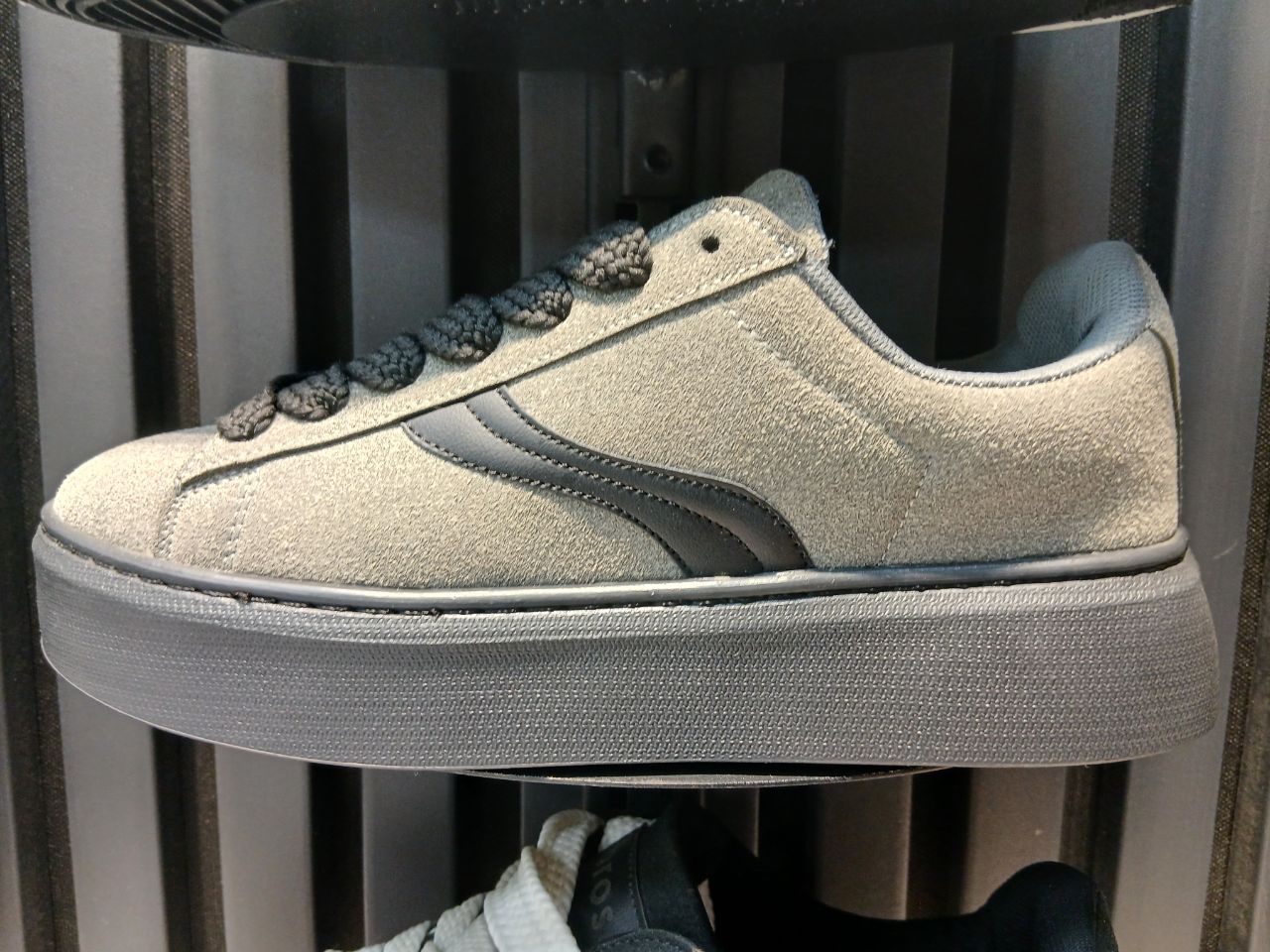 کفش اسپرت دیادورا نقره‌ای با زیره حجیم