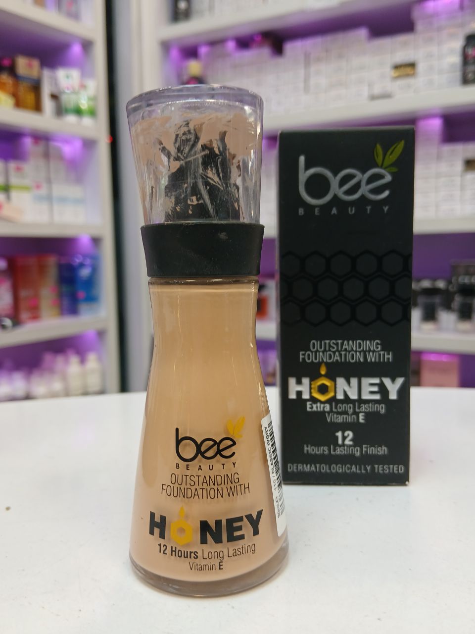 کرم‌پودر بی مدل Outstanding Foundation with Honey