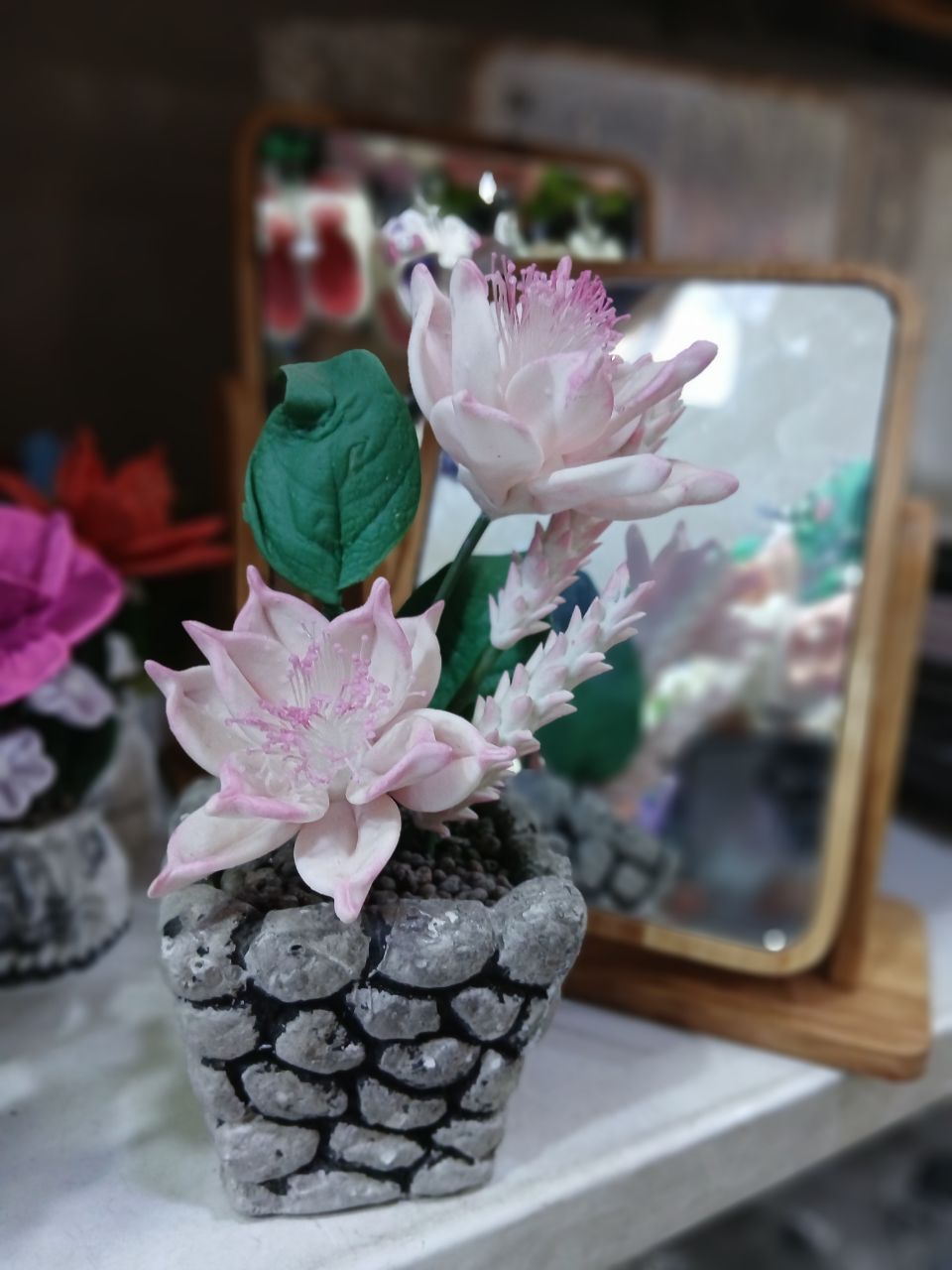گل و گلدان سرامیکی بزرگ سفید صورتی