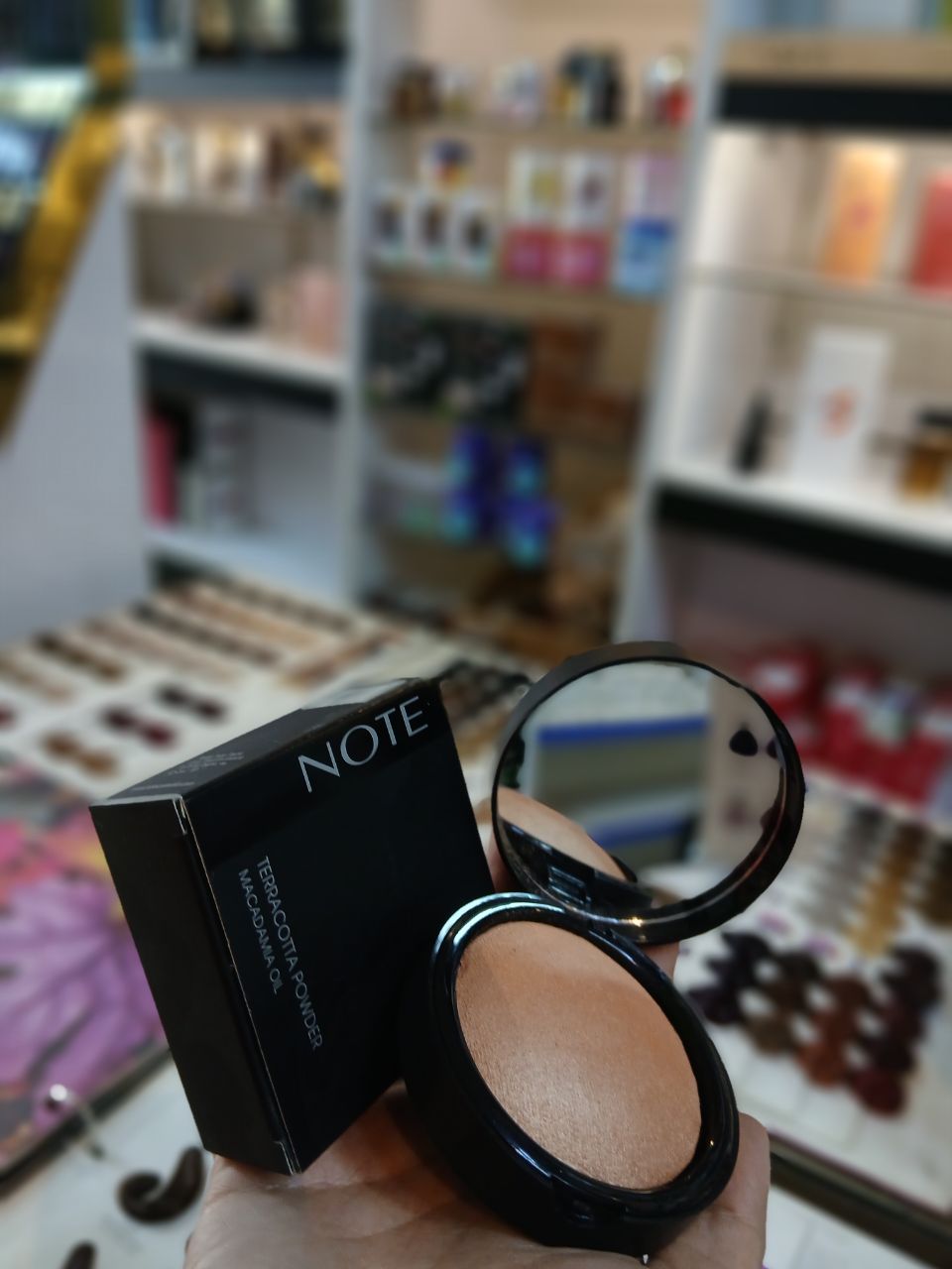 پودر فشرده آرایشی NOTE از سری Luminous Silk برای استفاده در آرایش صورت.
